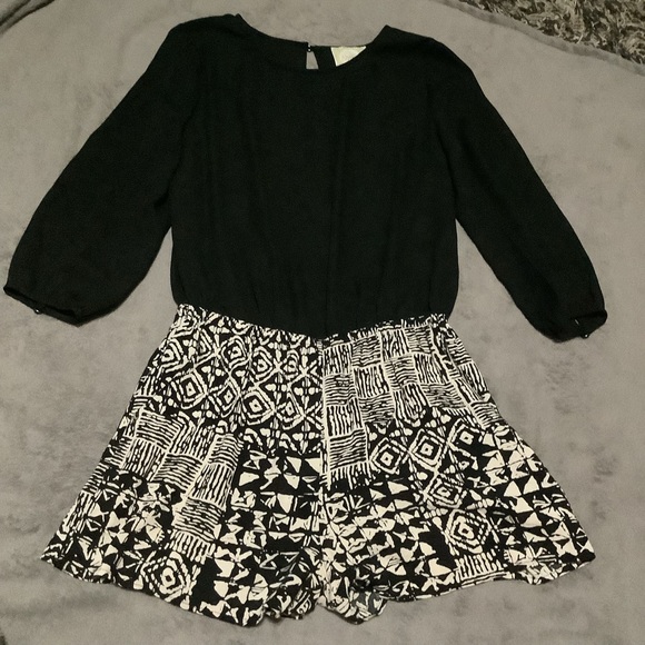 Alythea Long Sleeve Shorts Romper Open Back Cut Out Size Small 📦PD - Picture 2 of 9